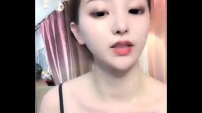 Cô nàng hotgirl mặc áo hai dây show vú đẹp quá